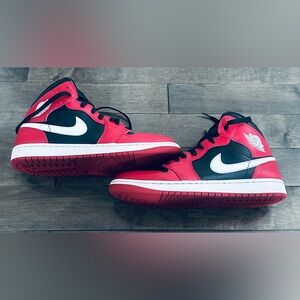 Like New Men’s Sz 10 Red/Black/White Nike Air Jordan 1 Mid Shoes